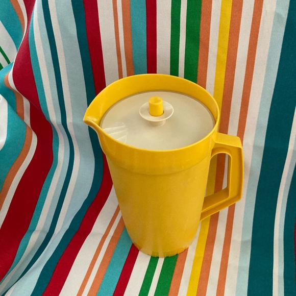 Vintage Tupperware Yellow Pitcher EUC retro pitcher Tupperware 2 Quart excellent - Picture 6 of 13